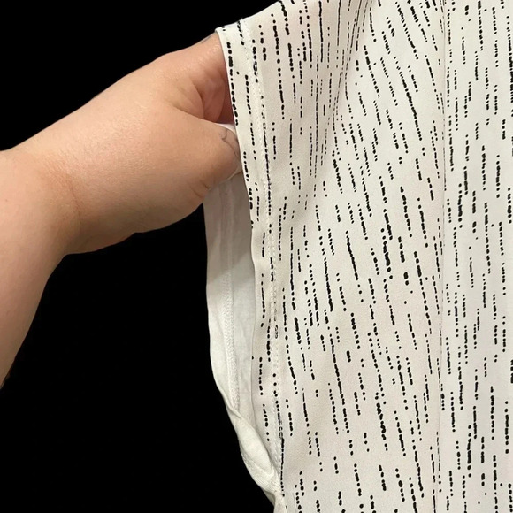 In Every Story black and white abstract design sleeveless top, Size 1X - Picture 4 of 4